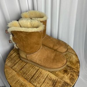 Woman’s Ugg Bailey Bow II in Chestnut Size 8.5